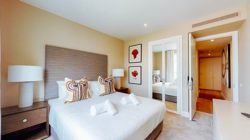 Flat Westferry Circus in Greater London