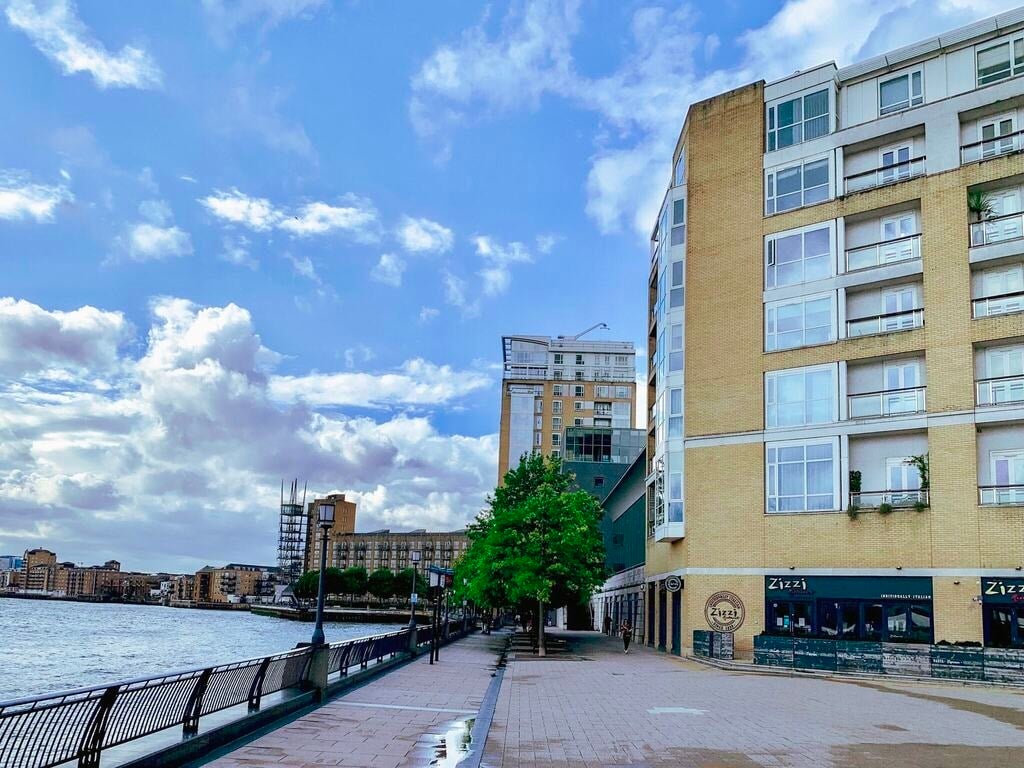 Flat Westferry Circus in Greater London