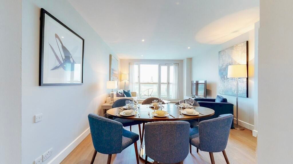 Flat Westferry Circus in Greater London
