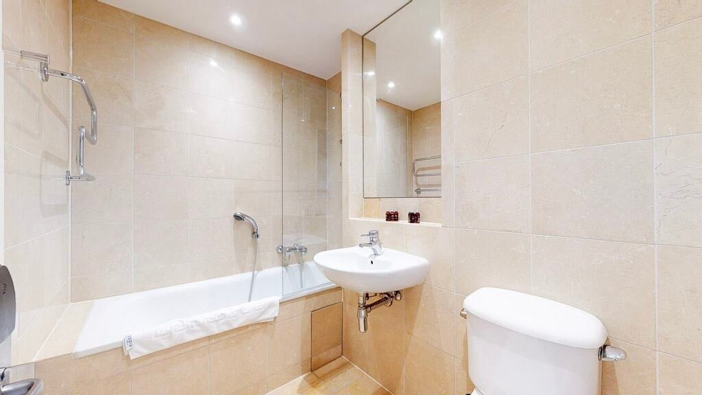 Flat Westferry Circus in Greater London