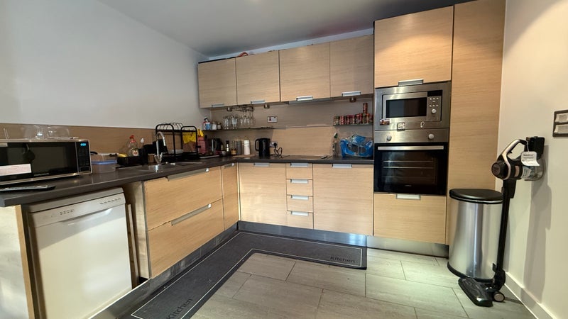 Room Hornbeam Way in Manchester