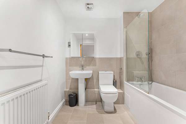 Flat Kingsland Road in Greater London