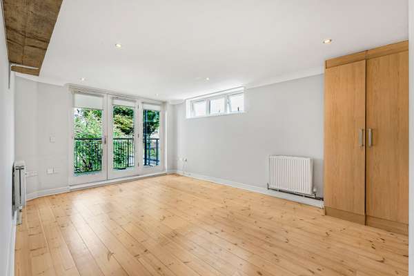 Flat Kingsland Road in Greater London