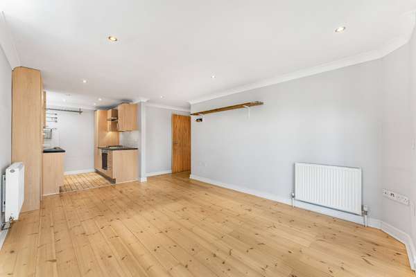Flat Kingsland Road in Greater London