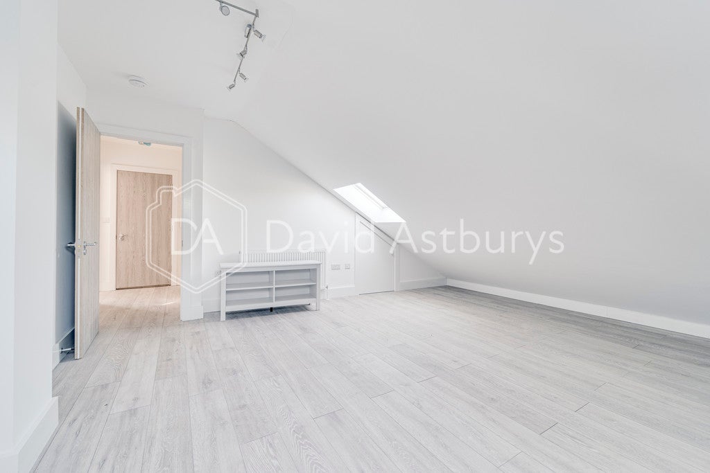 Flat Denmark Road in Greater London