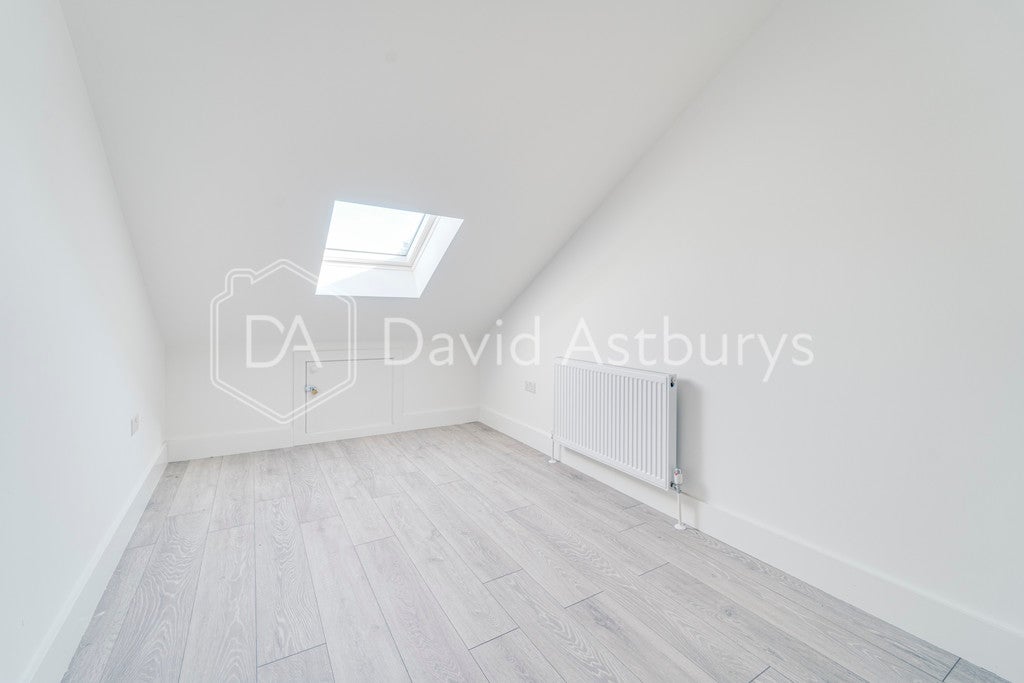 Flat Denmark Road in Greater London