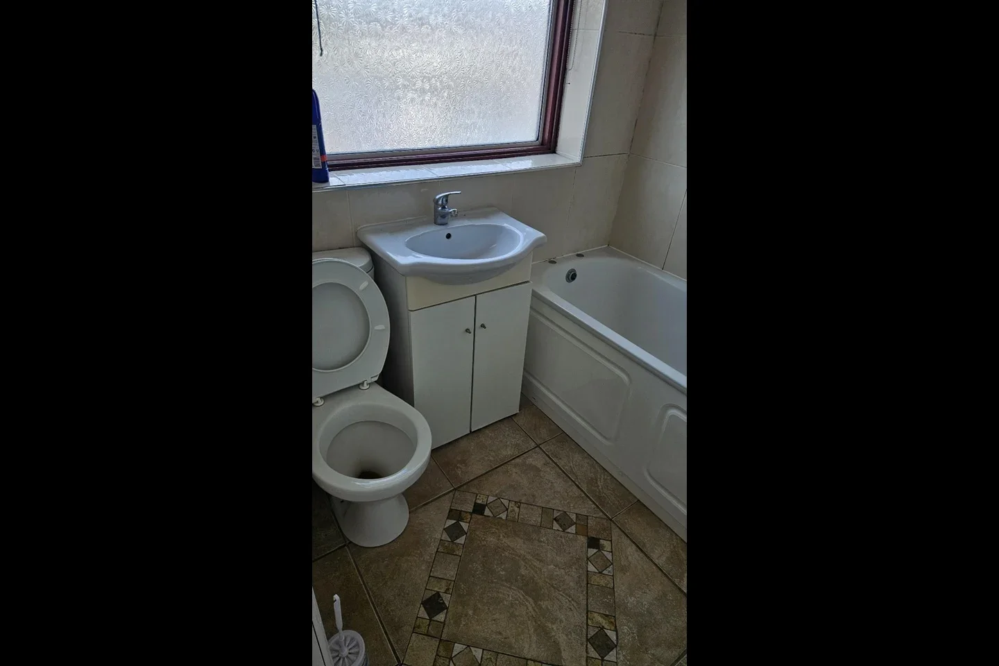Room Derley Road in Greater London