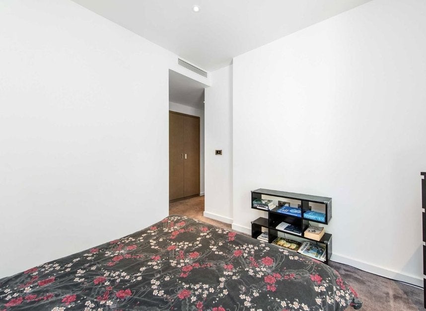 Flat Biscayne Avenue in Greater London