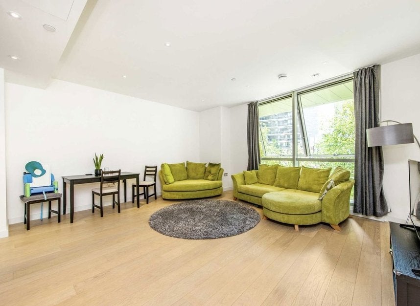 Flat Biscayne Avenue in Greater London
