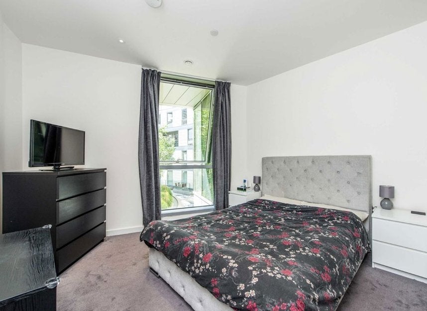 Flat Biscayne Avenue in Greater London