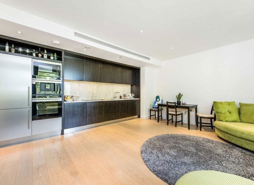 Flat Biscayne Avenue in Greater London