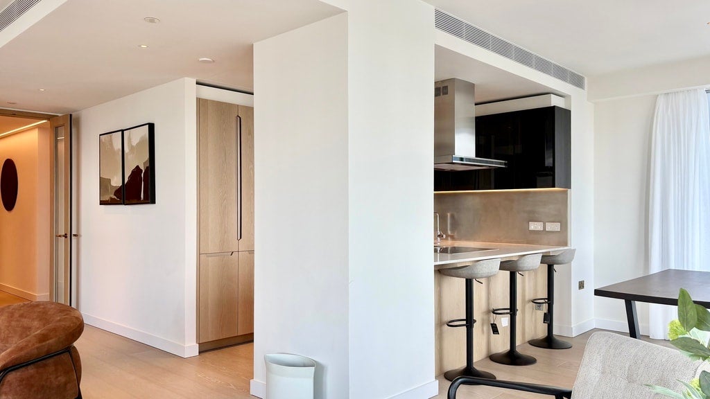 Flat Nine Elms Lane in Greater London