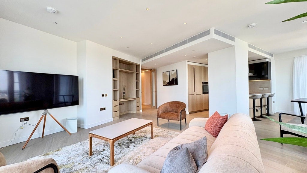 Flat Nine Elms Lane in Greater London