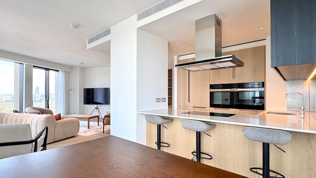 Flat Nine Elms Lane in Greater London