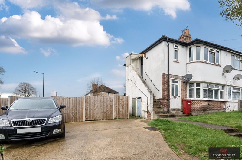 Flat Cumberland Avenue in Slough