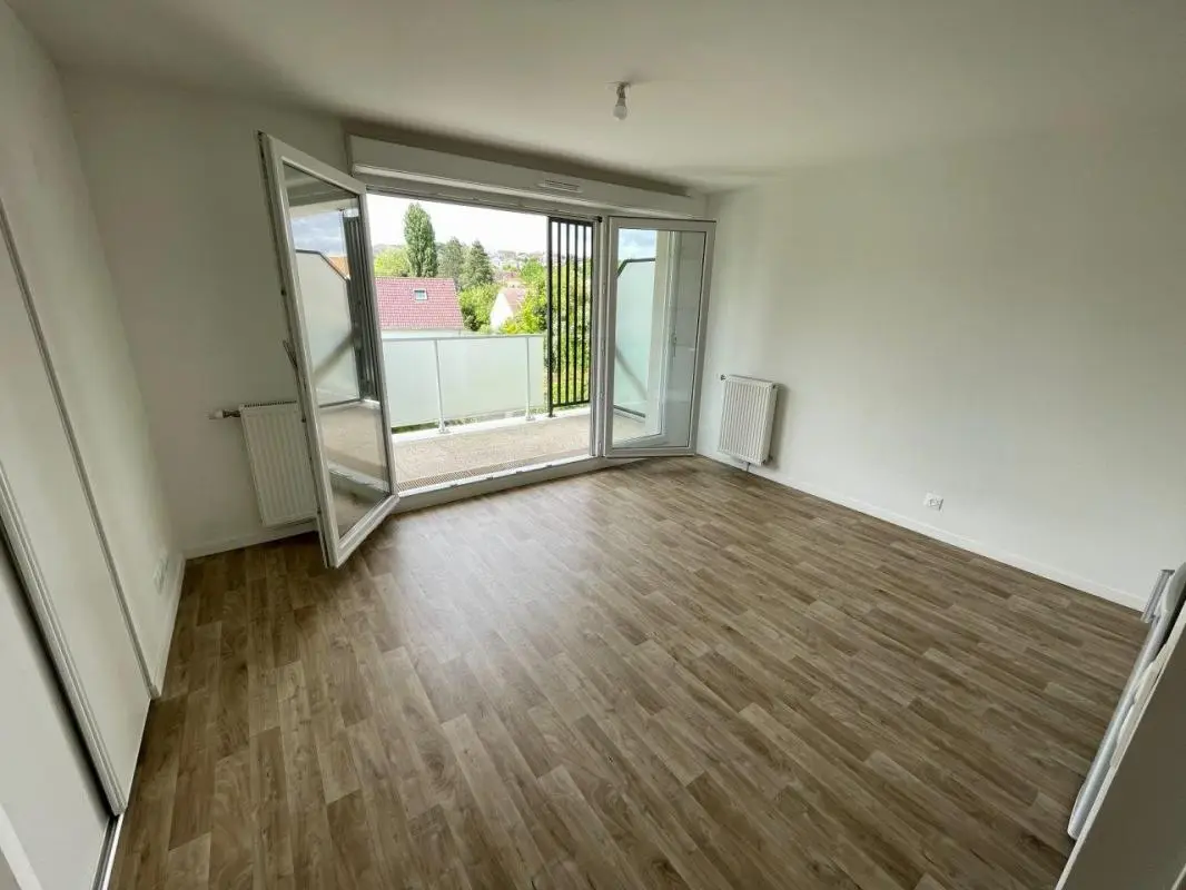 Flat Avenue du Professeur Émile Sergent in Épône