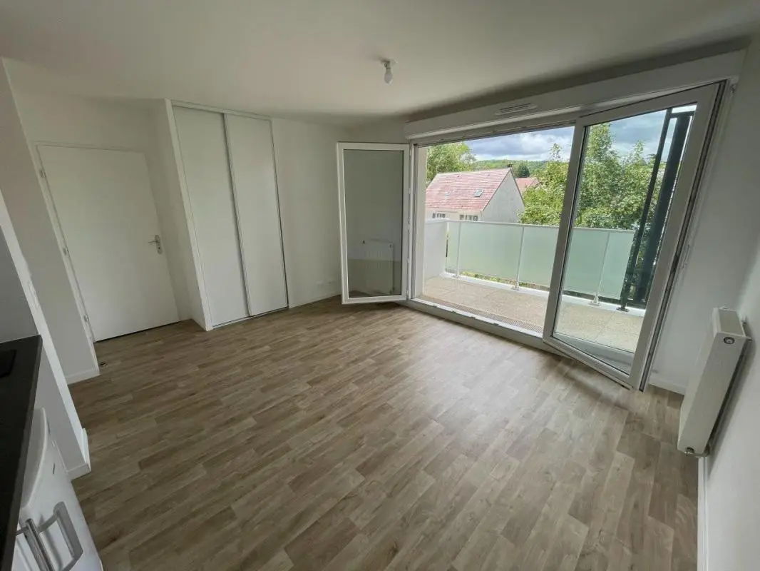 Flat Avenue du Professeur Émile Sergent in Épône