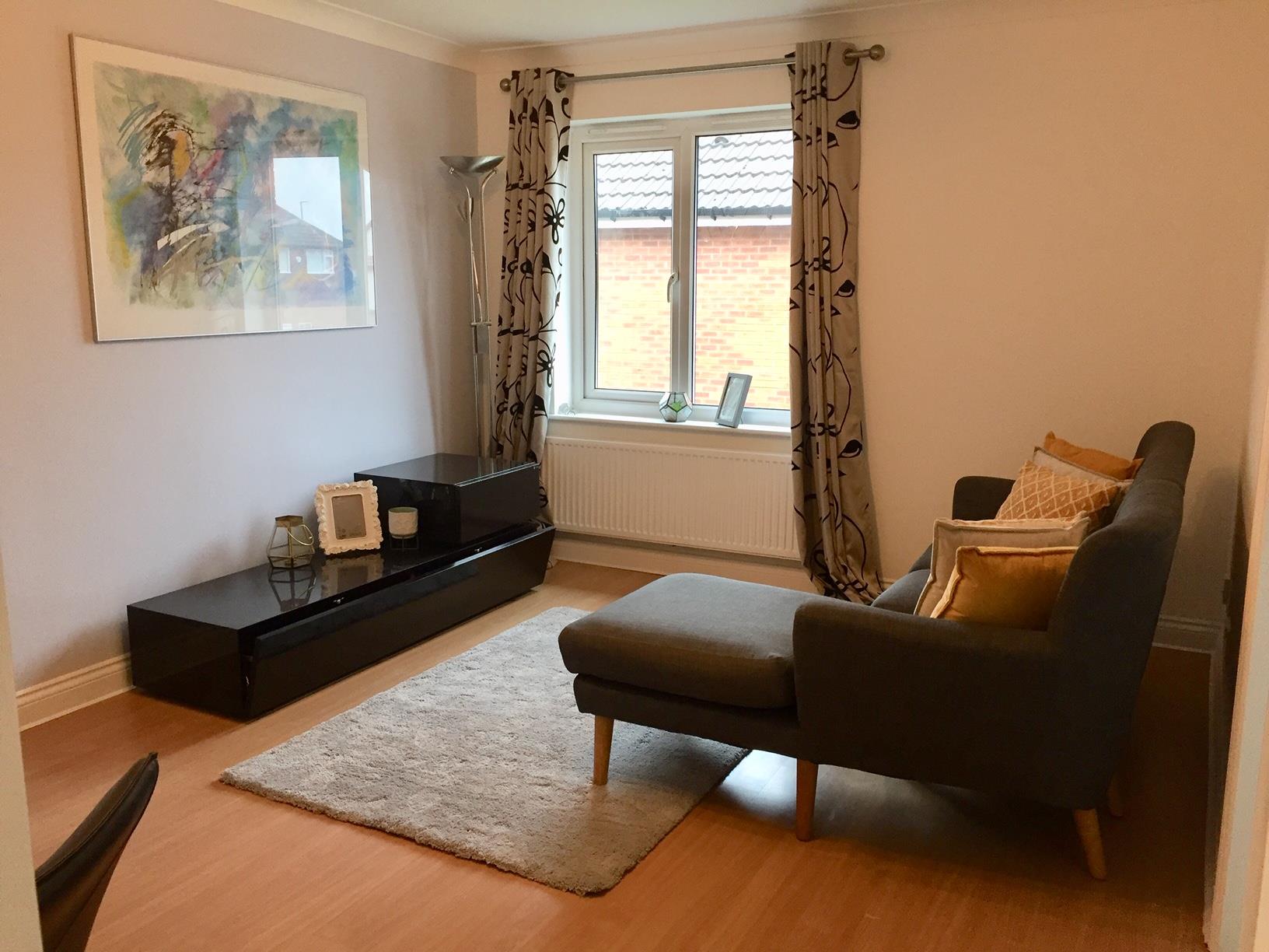 Flat Greenfield Court in Leeds