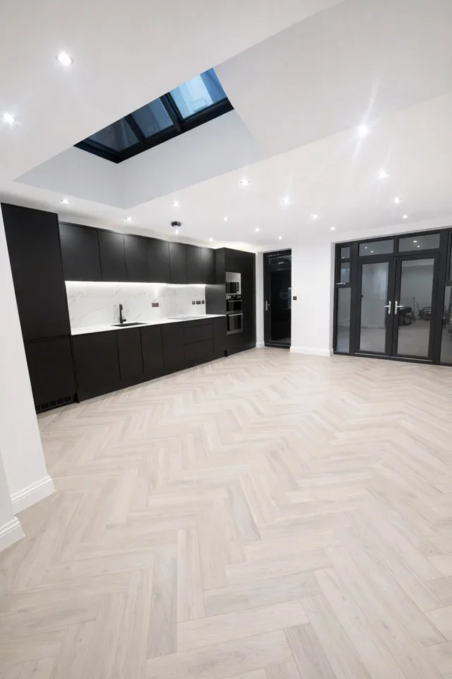Room Westrow Drive in Greater London