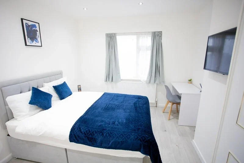 Room Westrow Drive in Greater London