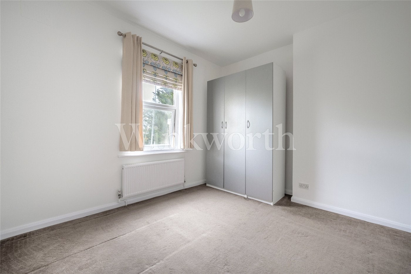 Flat Sunningfields Road in Greater London