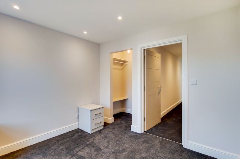 Flat Broadway in Greater London