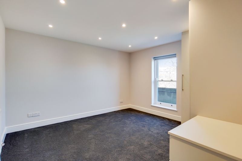 Flat Broadway in Greater London