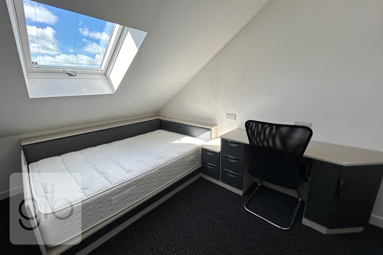 Room Humber Avenue in Coventry