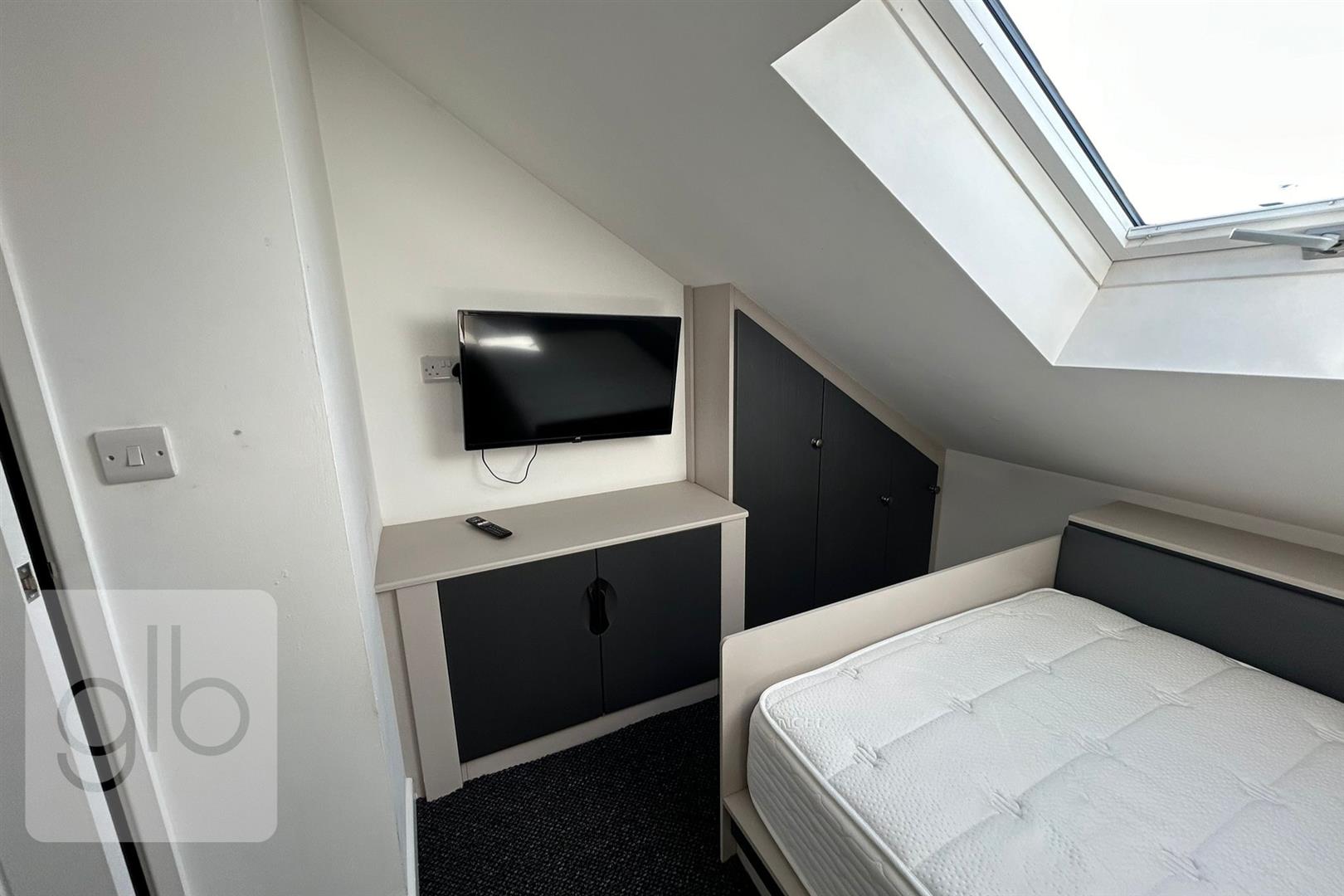 Room Humber Avenue in Coventry