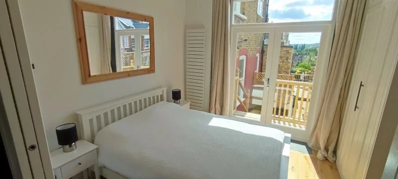 Flat Montague Avenue in Greater London