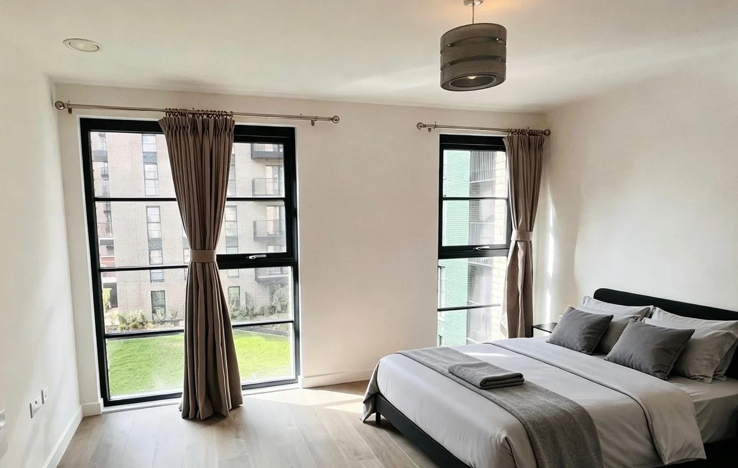 Flat Bushey Road in Greater London