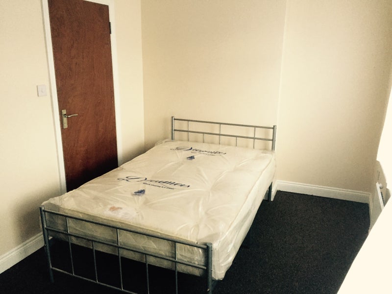 Room Tewson Road in Greater London