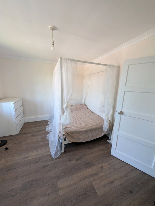 Room Mitcham Lane in Greater London