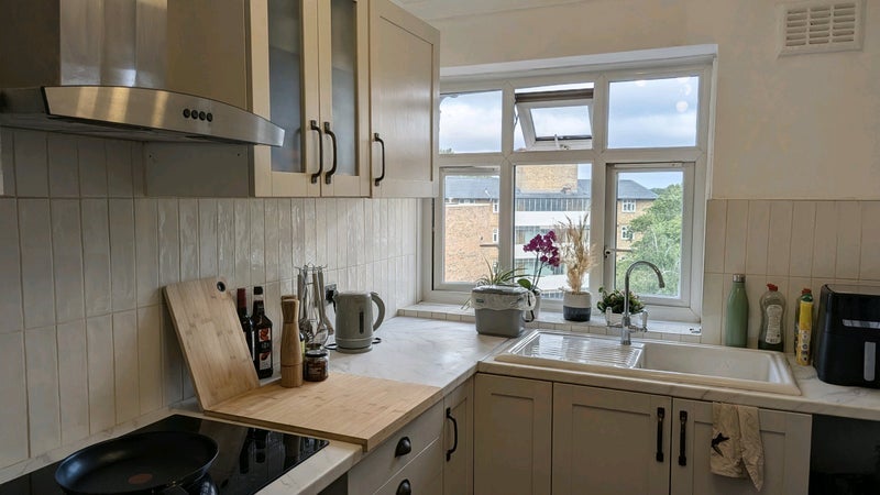 Room Mitcham Lane in Greater London
