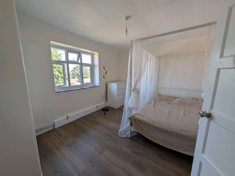 Room Mitcham Lane in Greater London