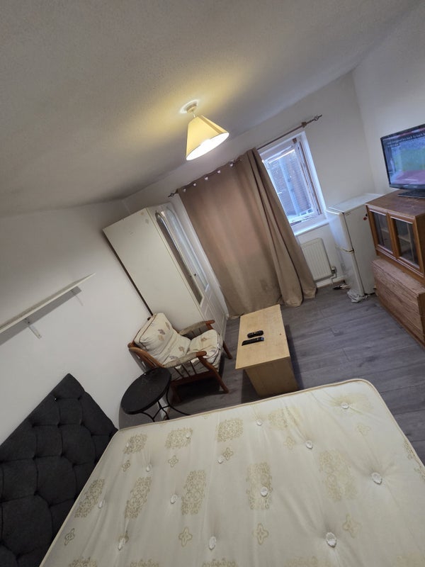 Room Eleanor Walk in Greater London