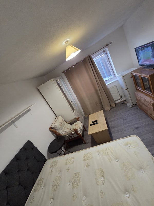 Room Eleanor Walk in Greater London