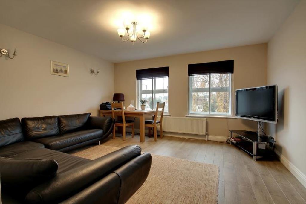 Flat Sunningfields Road in Greater London