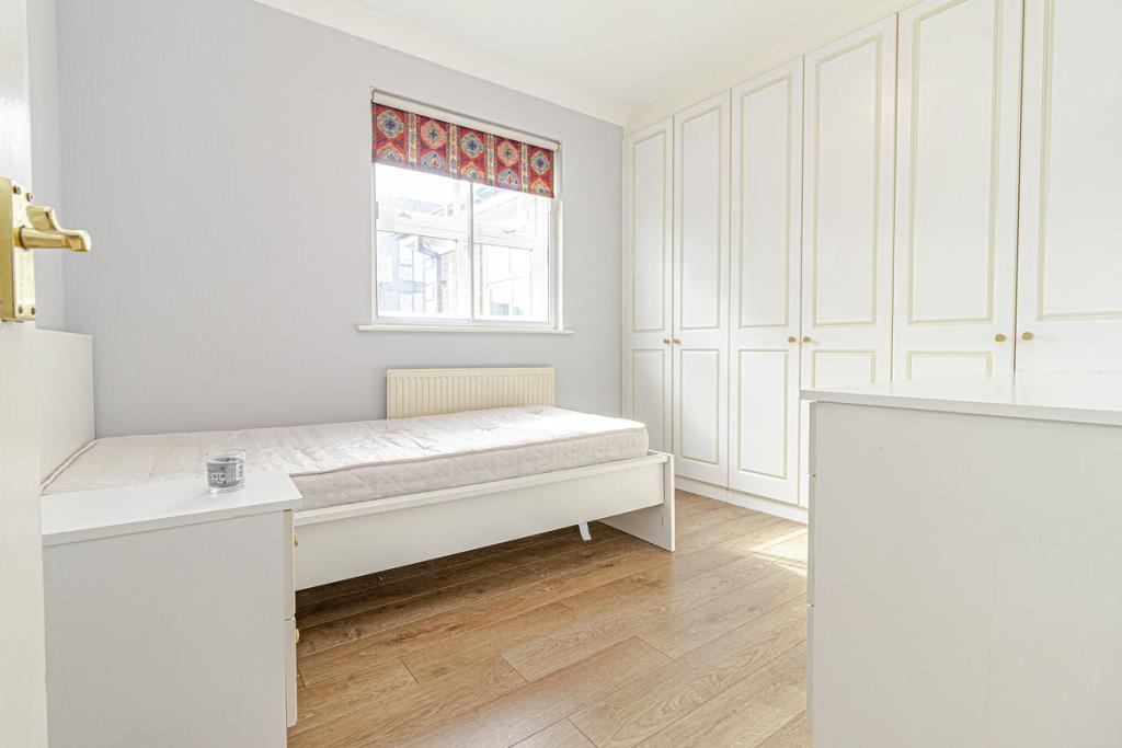 Flat Sunningfields Road in Greater London