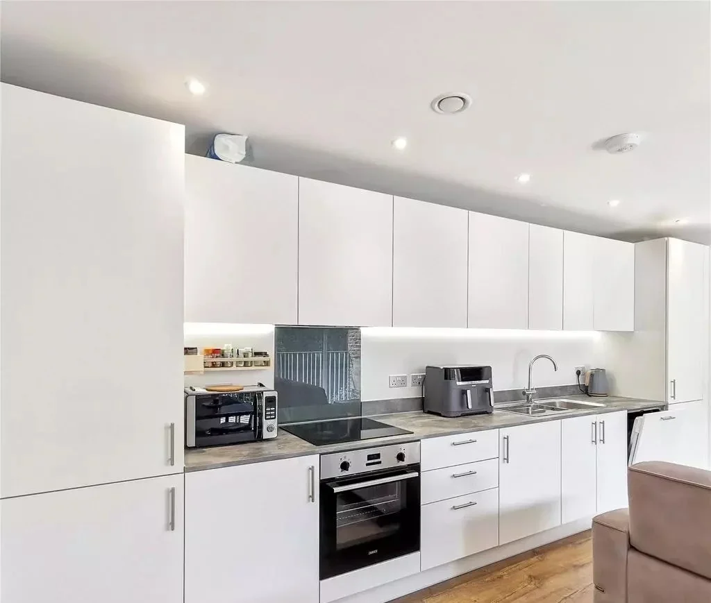 Flat Crossways Boulevard in Dartford
