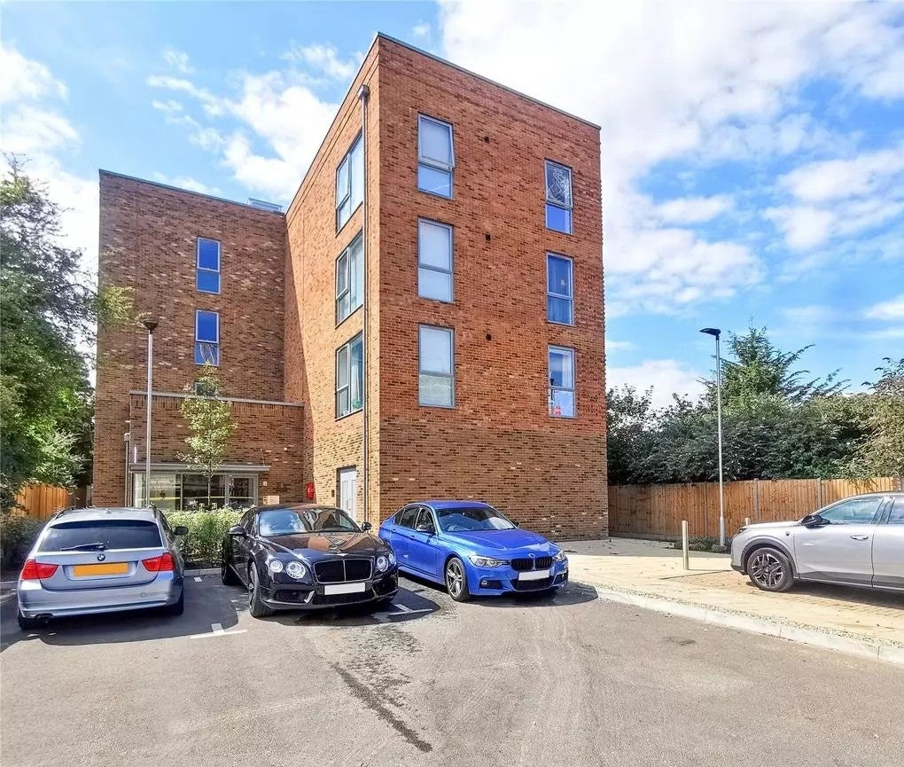 Flat Crossways Boulevard in Dartford