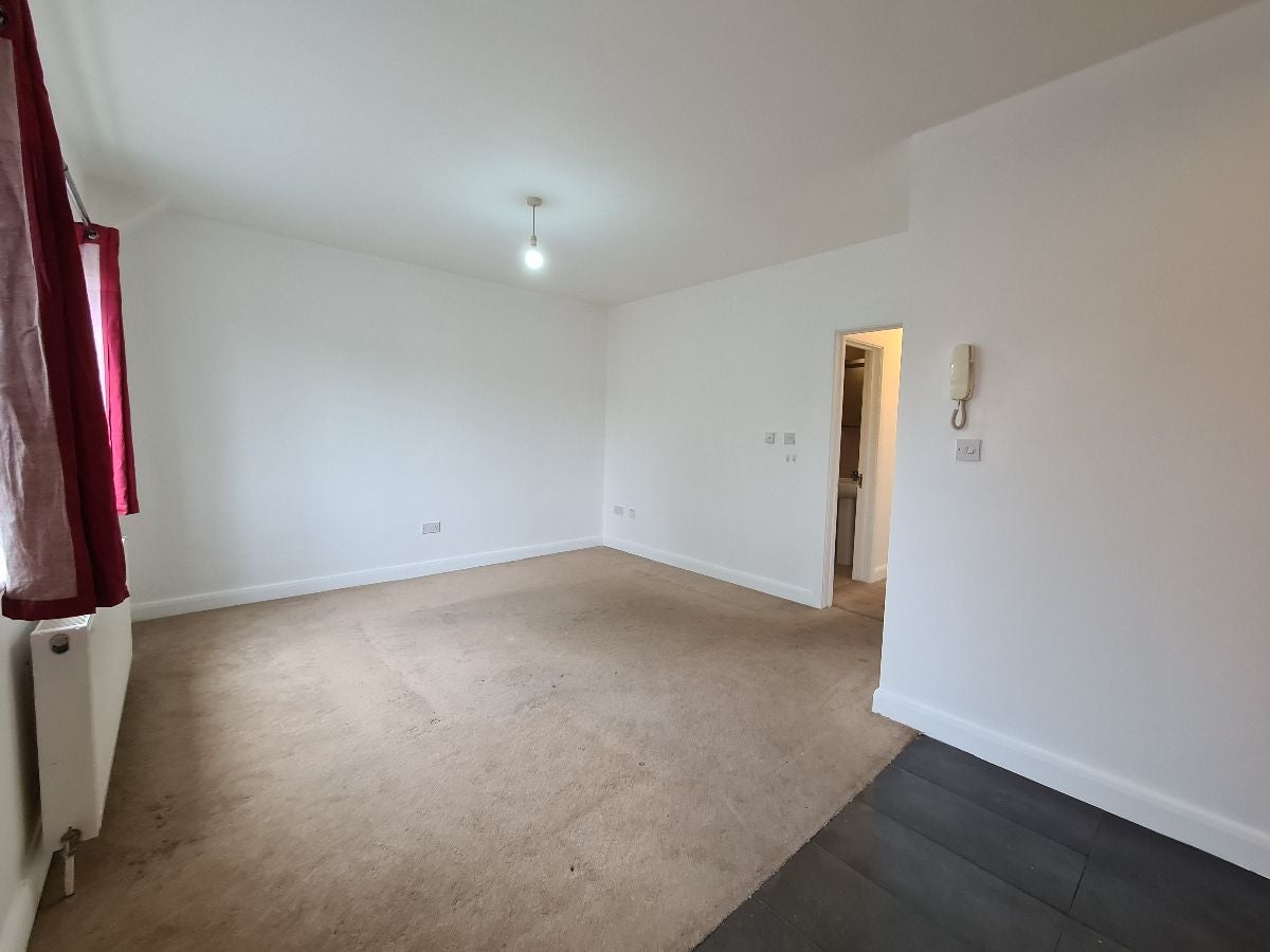 Flat Fallow Court Avenue in Greater London