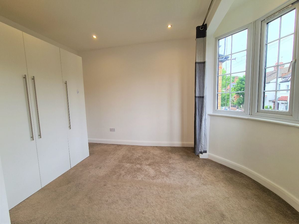 Flat Fallow Court Avenue in Greater London