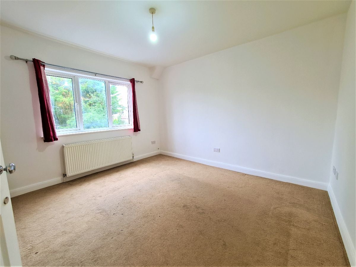 Flat Fallow Court Avenue in Greater London