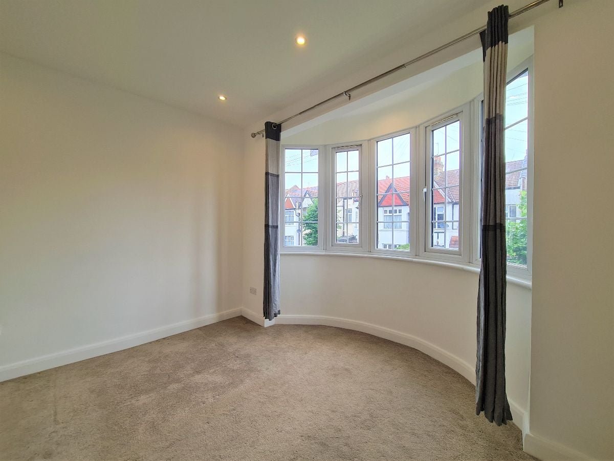 Flat Fallow Court Avenue in Greater London