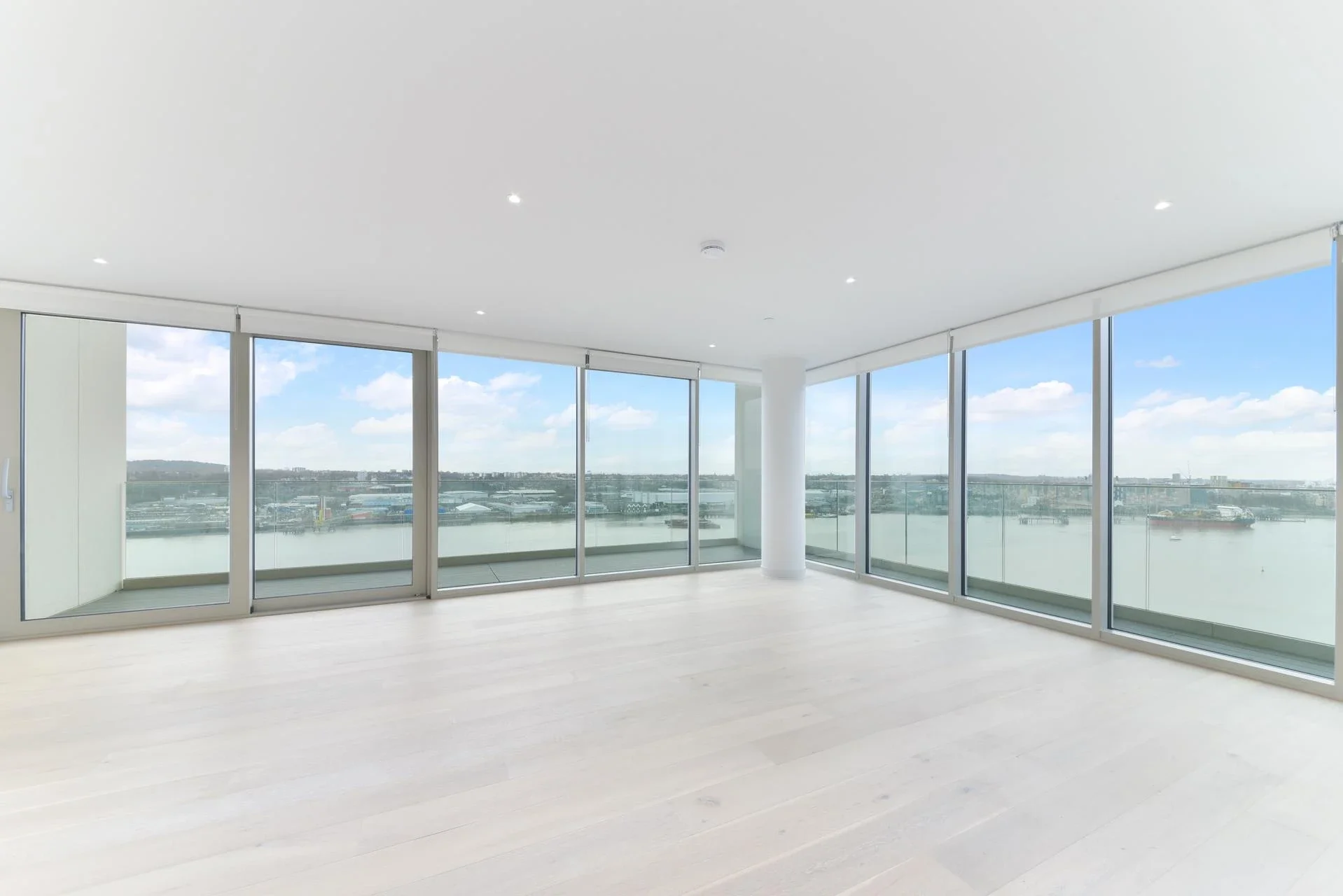 Flat Riverside Walk in Greater London