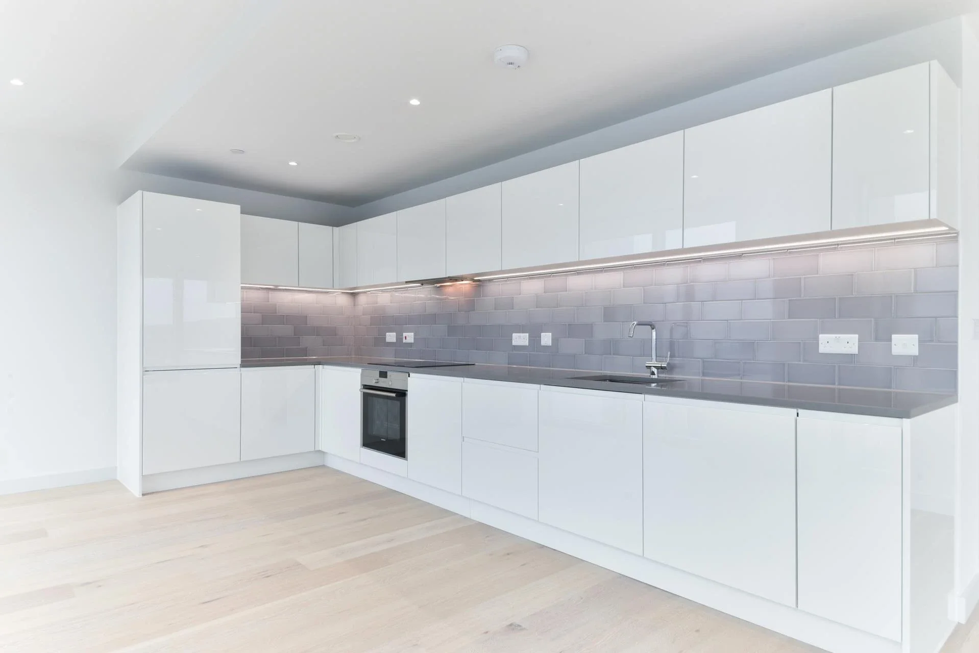 Flat Riverside Walk in Greater London