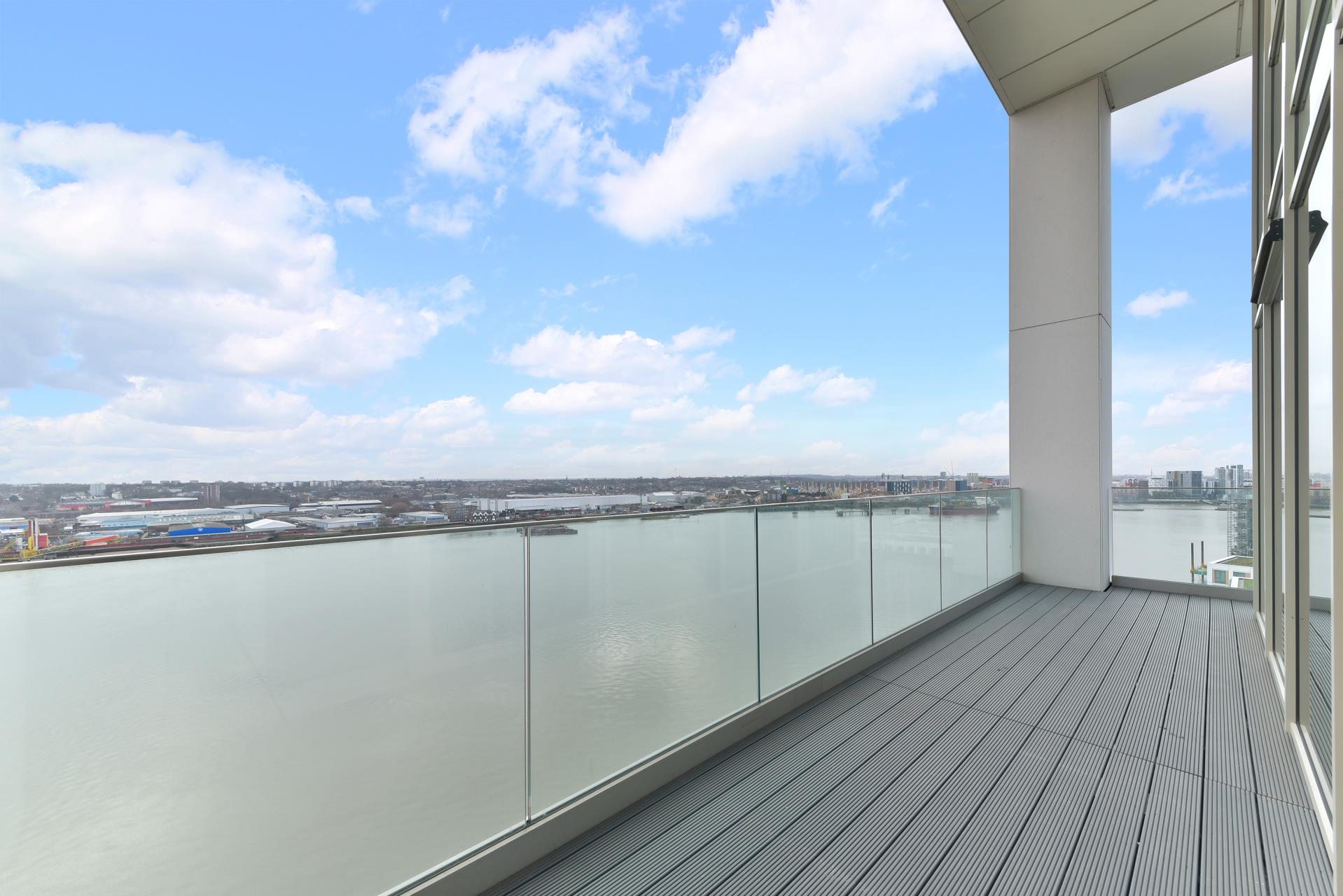 Flat Riverside Walk in Greater London