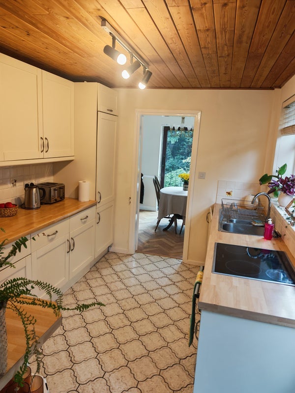 Room Mays Avenue in Gedling