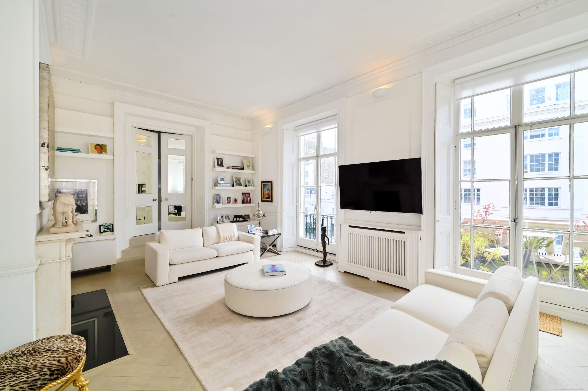 Flat Eaton Place in City of Westminster